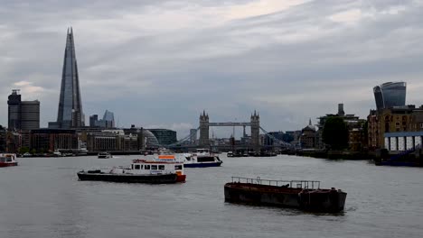 Lapso-De-Tiempo-De-Barcos-Frente-Al-Puente-De-La-Torre-Junto-Al-Fragmento-A-Lo-Largo-Del-Río-Támesis,-Inglaterra