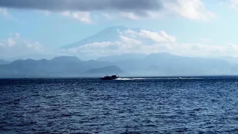 Cortometraje-Cinematográfico:-Un-Barco-Atraviesa-El-Agua,-Se-Producen-Olas-En-El-Agua-Desde-Detrás-De-La-Boa.