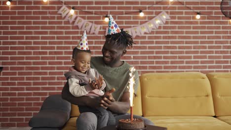 afroamericano sorridente padre che festeggia il compleanno del figlio