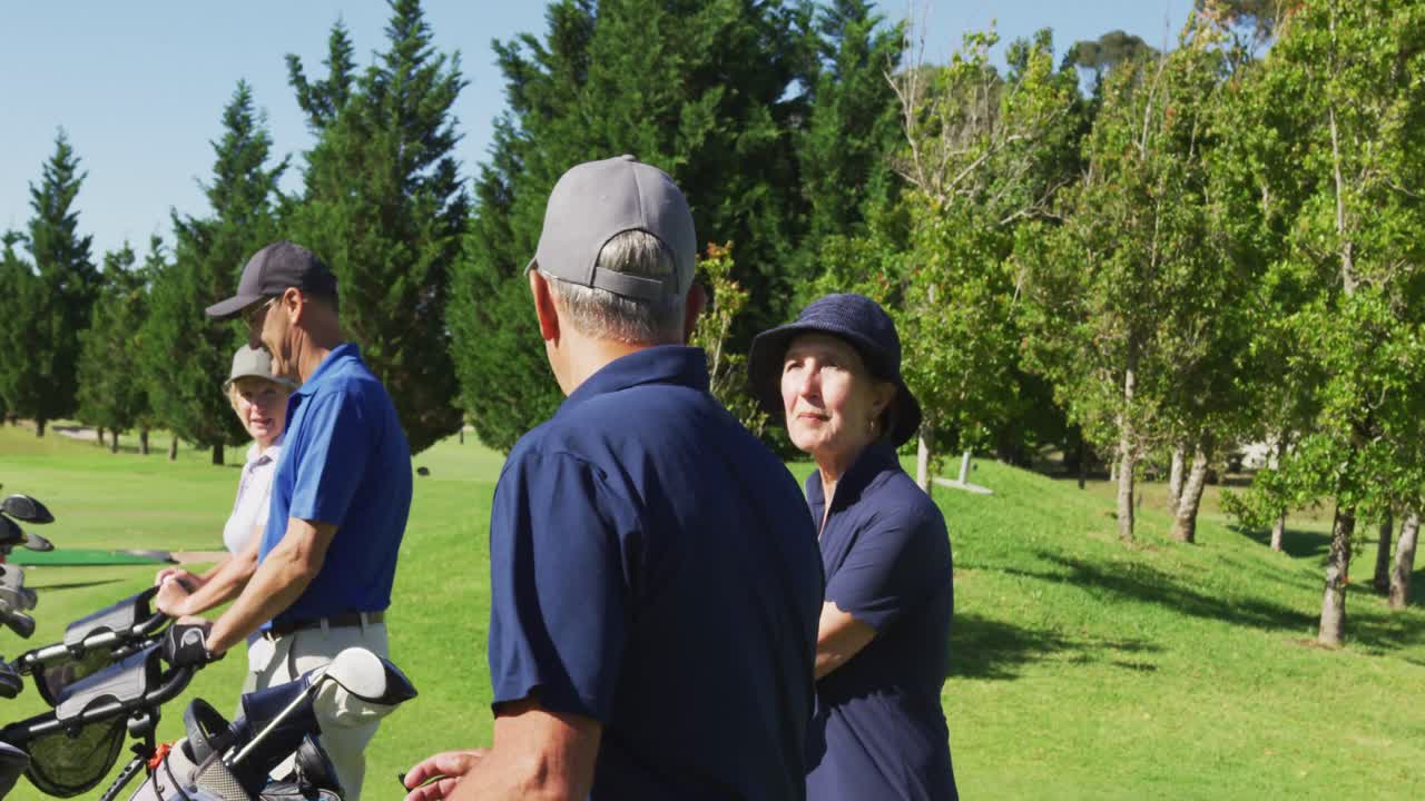 노인 들 은 밝은  ⁇ 빛 날 에 골프 코스 에서 골프 가방 을 들고  ⁇ 고 있다