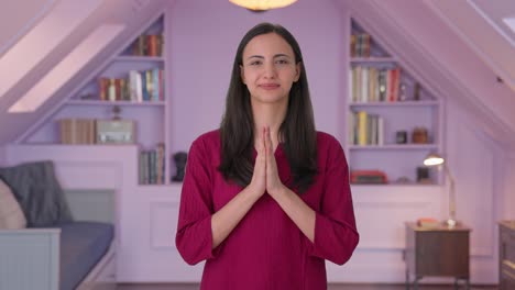 mujer india haciendo saludo y namaste
