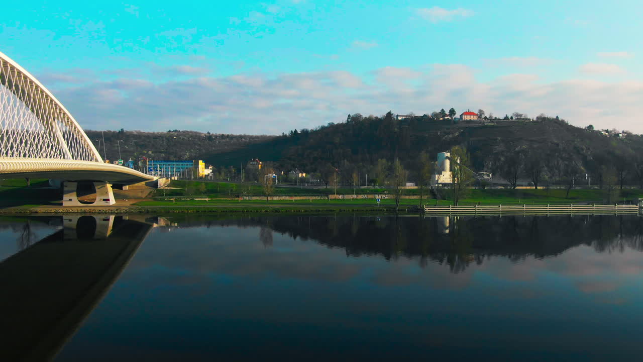 vista aérea del puente de troja en praga agujerosovice