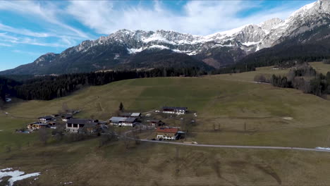 drone volador sobre los alpes suizos en austria