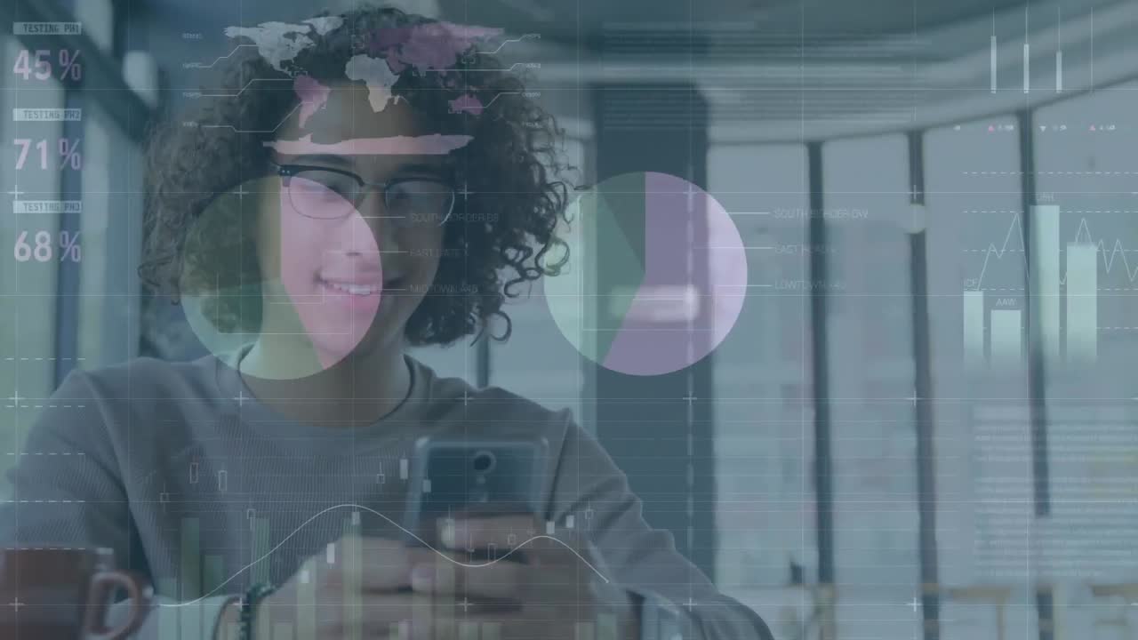 animación de procesamiento de datos estadísticos sobre un hombre biracial feliz usando un teléfono inteligente en una cafetería