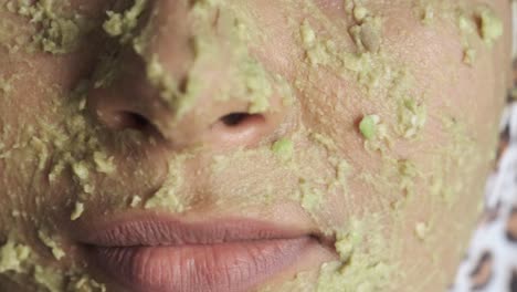 mujer aplicando una máscara facial de aguacate casera