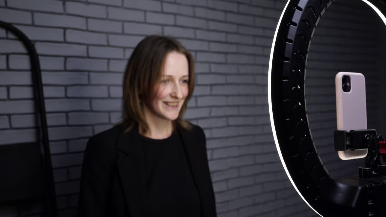 disparo de una blogger hablando con sus seguidores para su blog