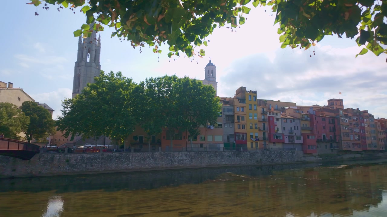 Case colorate che si riflettono sul fiume Onyar a Girona