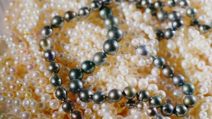 Perle naturali di colore bianco e nero