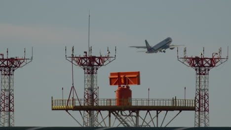 공항 근처에서 이륙하는 비행기 항공교통 통제탑