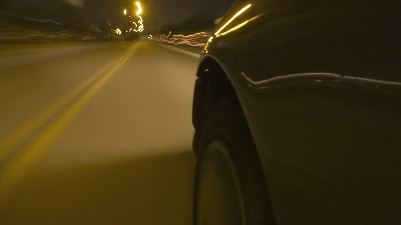 번잡한 도시의 거리를 달리는 자동차