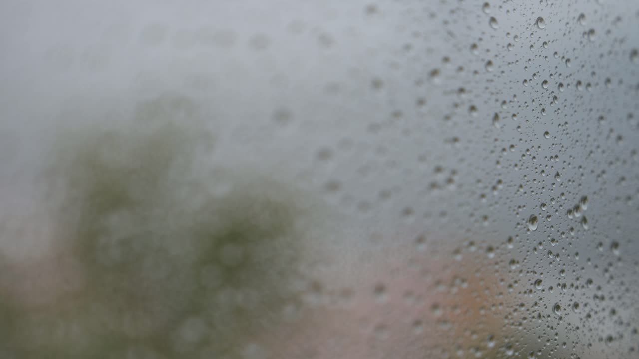 비가 떨어지는 창문에서 비가 떨어지는 것처럼 비가 내리는 유리의 클로즈업과  ⁇ 은 초점 뷰