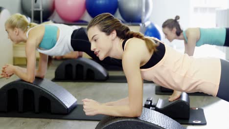 mujeres hermosas haciendo ejercicio en el estudio de fitness