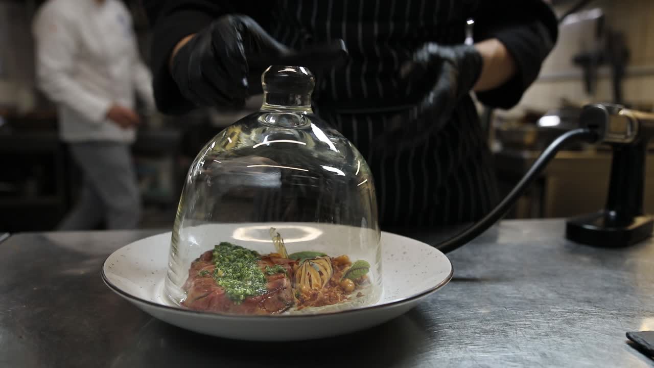 chef preparando un plato de bistec gourmet