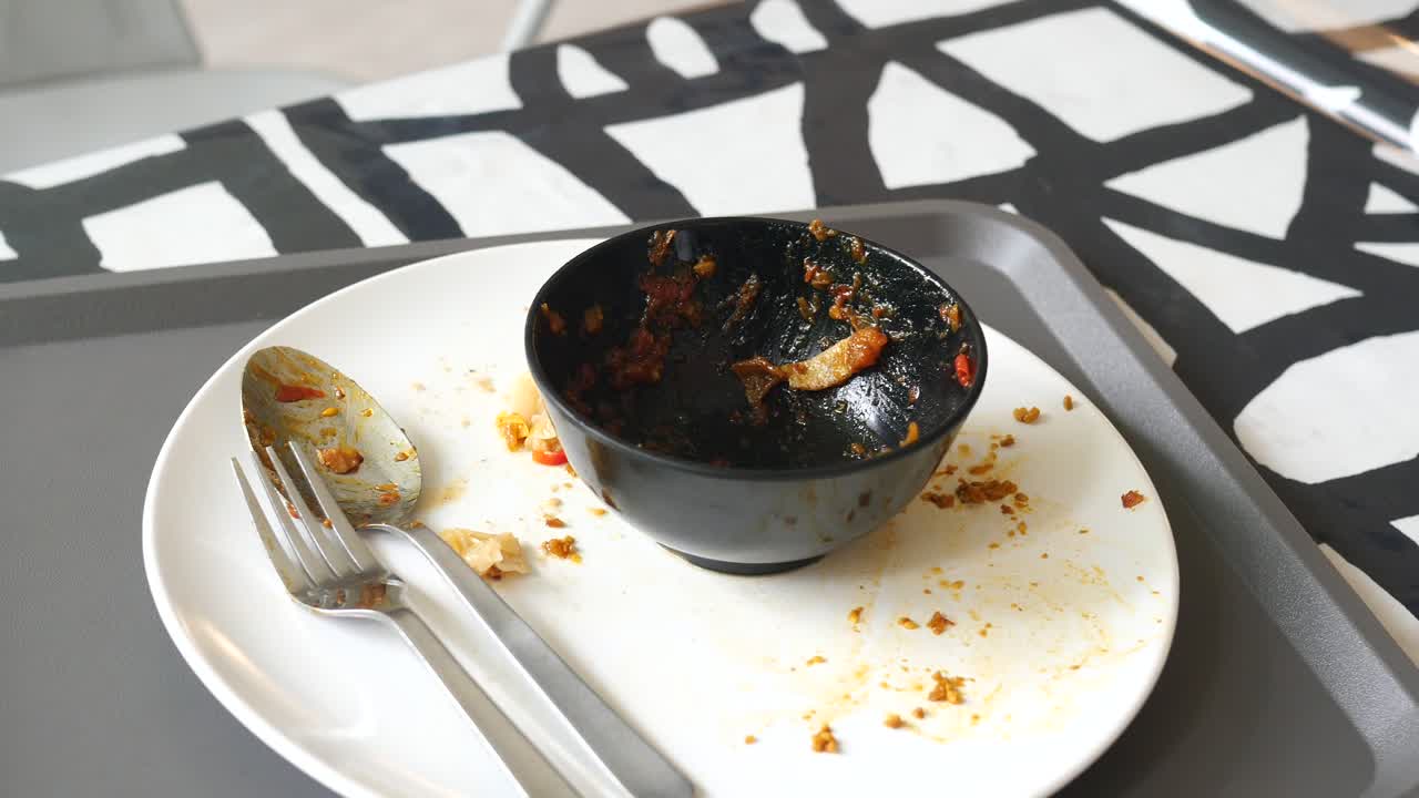 plato vacío después de comer en la mesa,