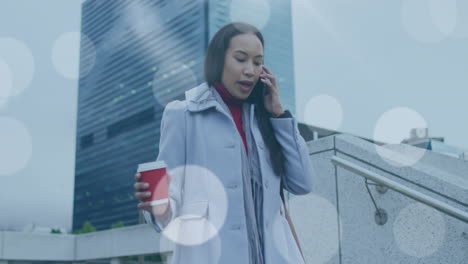 video de una mujer biracial caminando al trabajo, usando un teléfono inteligente en la calle