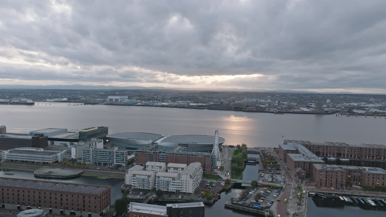 el horizonte de liverpool se oscureció, capturado desde arriba bajo cielos tormentosos.