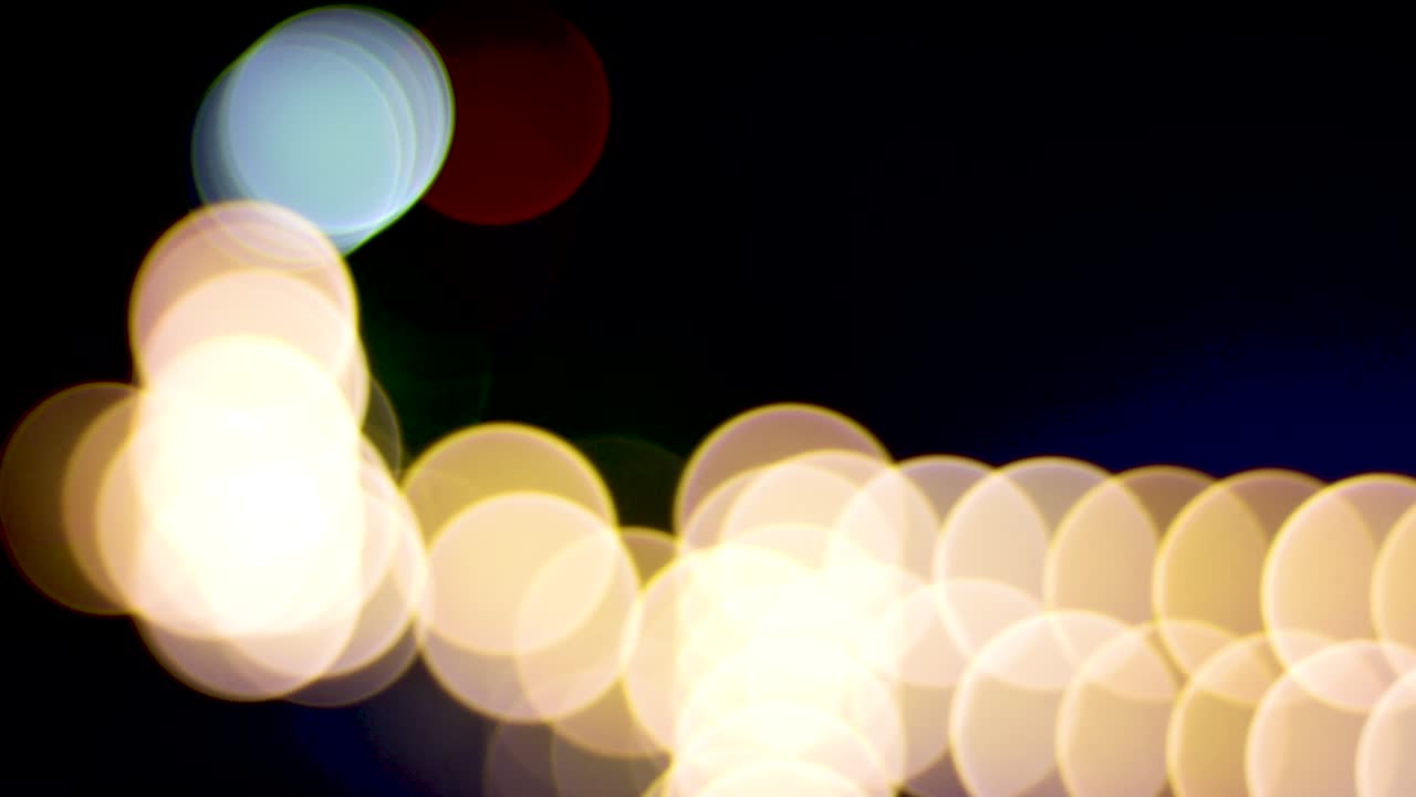 luces nocturnas borrosas bokeh de coches en el tráfico en la carretera por la noche. abstract brillante borroso colorido bokeh. luces bokeh en el fondo nocturno de la ciudad