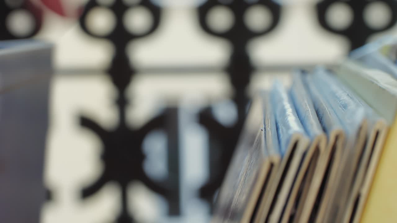 cd 를 선반 에 손 으로 분류 하는 것