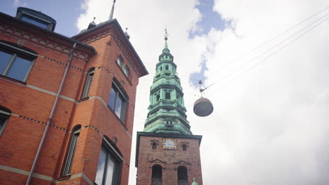 La-Iglesia-De-Nikolaj-En-La-Gloria-Del-Verano-Contra-Un-Cielo-Azul-Brillante