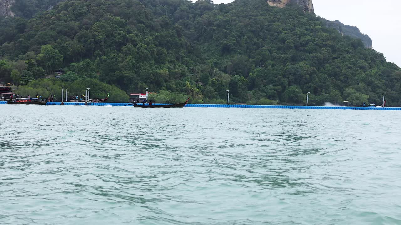 경치가 아름다운 크라비 해안선을 가로질러 보트 여행