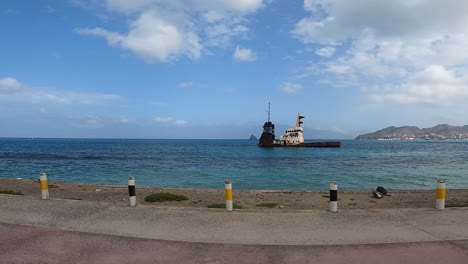 naufragio en la bahía de mindelo en cabo verde, áfrica