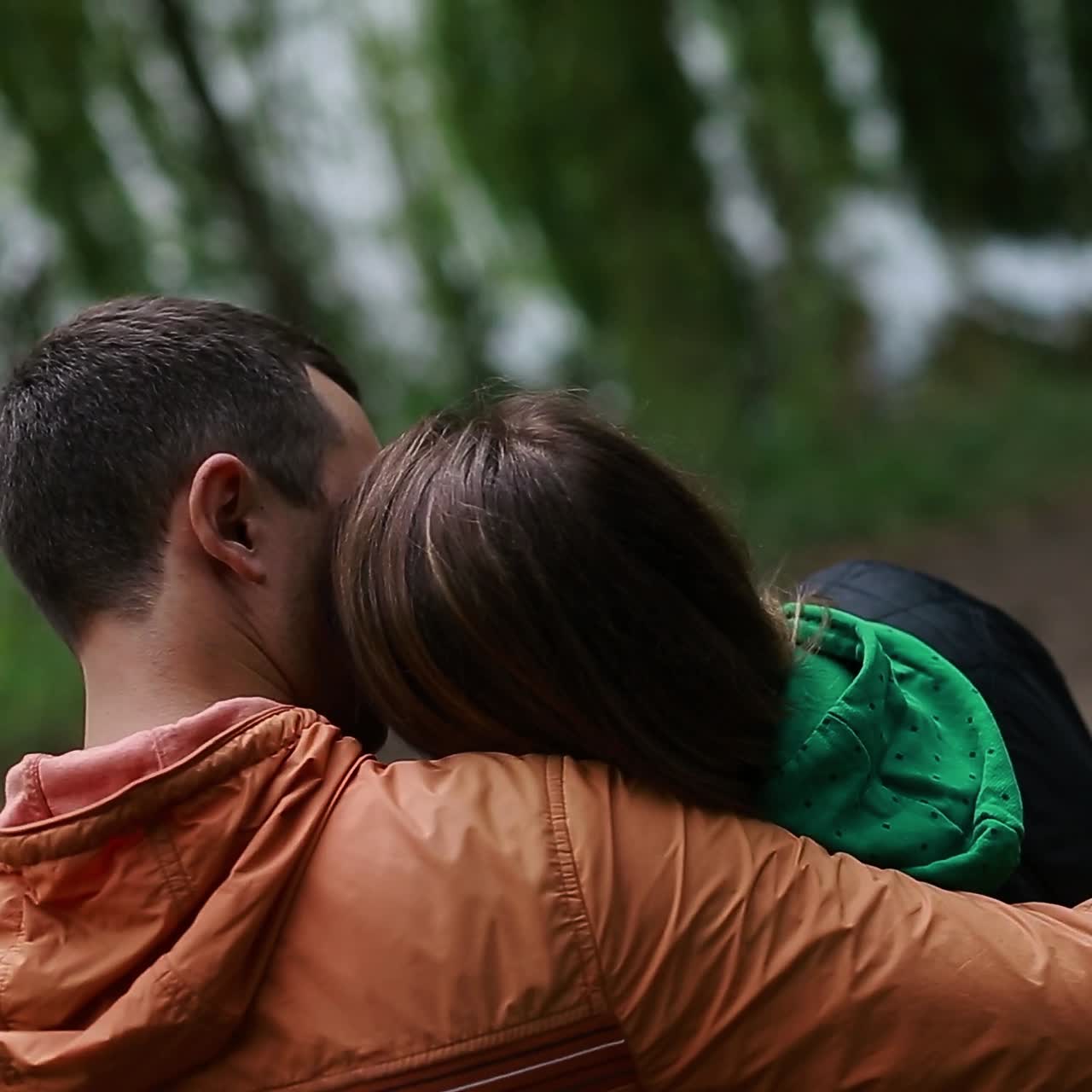 una pareja descansando en el parque.