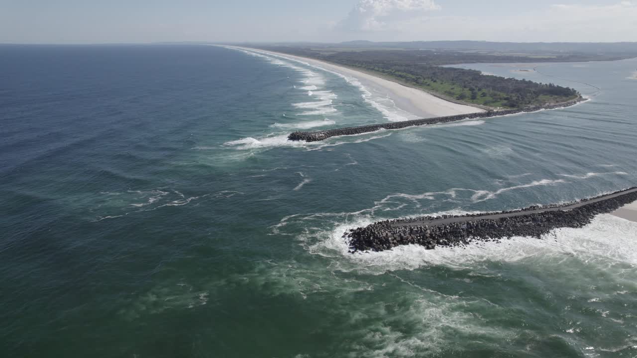 playa de south ballina y el río richmond en nueva gales del sur, australia - toma aérea de un dron