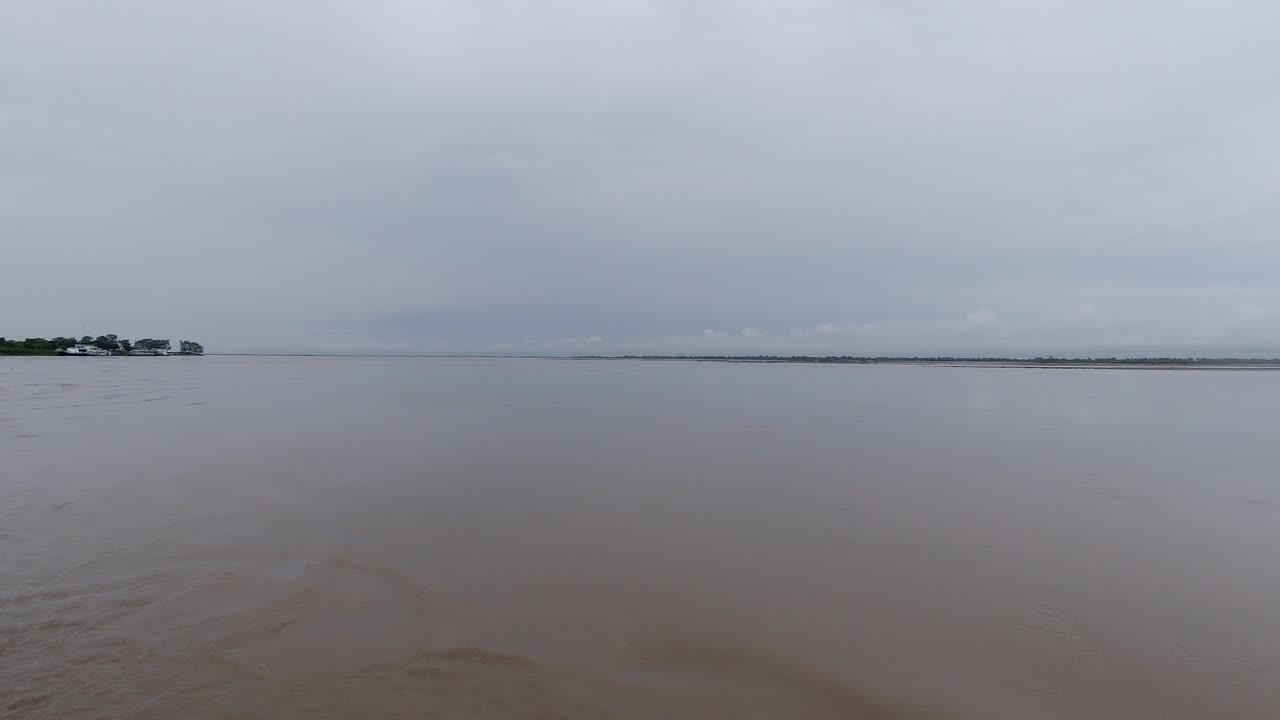 el río brahmaputra es uno de los ríos más grandes del noreste de la india.