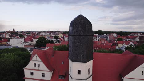 Girando-Alrededor-De-Una-De-Las-Torres-Del-Castillo-De-Kothen-En-Alemania