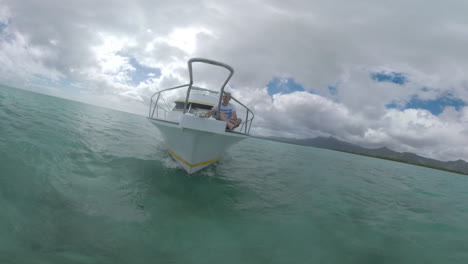 hombre disfrutando de un viaje acuático en yate en el océano cerca de mauricio