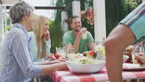 Glückliche-Familie,-Die-Zusammen-Am-Tisch-Isst