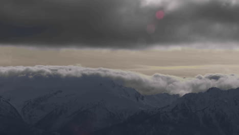 un hermoso lapso de tiempo de niebla y nubes rodando sobre la cima de una cordillera