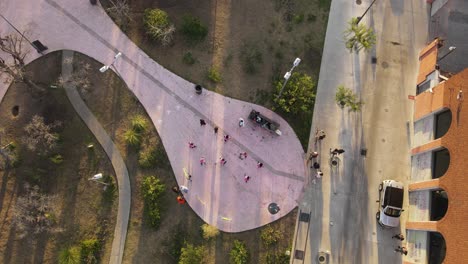 Antena-De-Arriba-Hacia-Abajo-Que-Muestra-La-Clase-Escolar-Practicando-Ejercicio-De-Baile-Al-Aire-Libre-En-El-Parque-De-Buenos-Aires