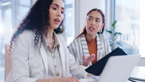 coworking, trabajo en equipo y mujeres con tabletas