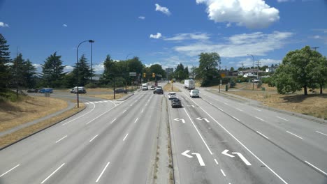 Fahrzeuge,-Die-An-Einem-Sonnigen-Tag-über-Die-Straße-Und-Kreuzungen-Fahren