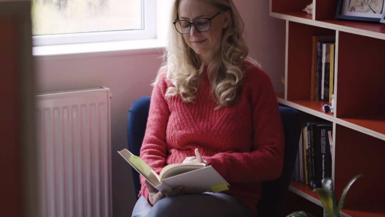 Frau, die zuhause ein Buch liest