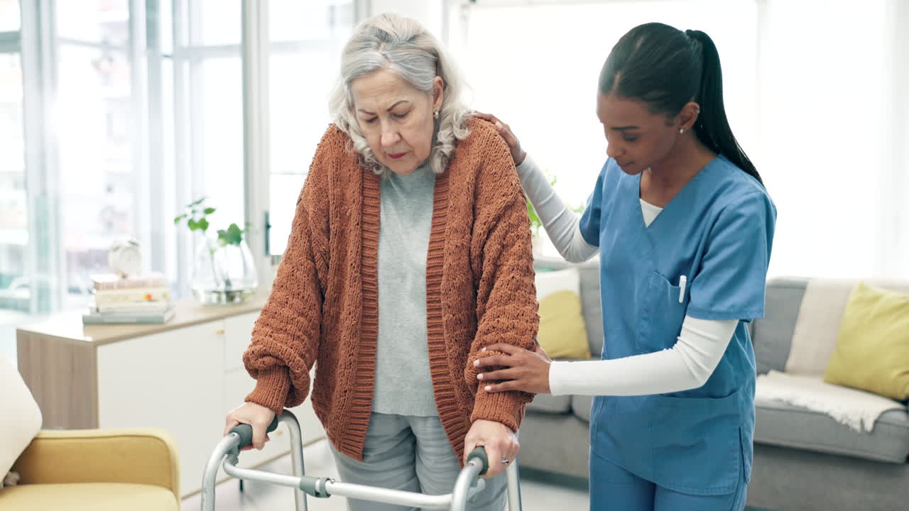Unterstützung, Krankenschwester und geht mit älterer Frau