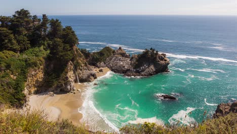 Mcway-Falls-Y-Ensenada-Con-Océano-Azul-En-Verano-En-El-Parque-Estatal-Julia-Pfeiffer-Burns,-Big-Sur,-California