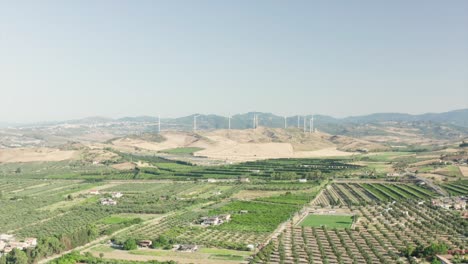 Vista-Panorámica-De-La-Costa-De-Calabria,-Campos-De-Olivos,-Campos-Agrícolas-Y-Turbinas-Eólicas-En-El-Fondo,-Calabria,-Italia