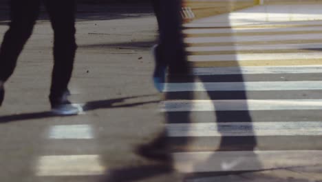 viajeros ocupados en la calle de la ciudad 4k