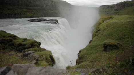 una impresionante toma amplia en el cañón de una escena de cascada masivamente épica