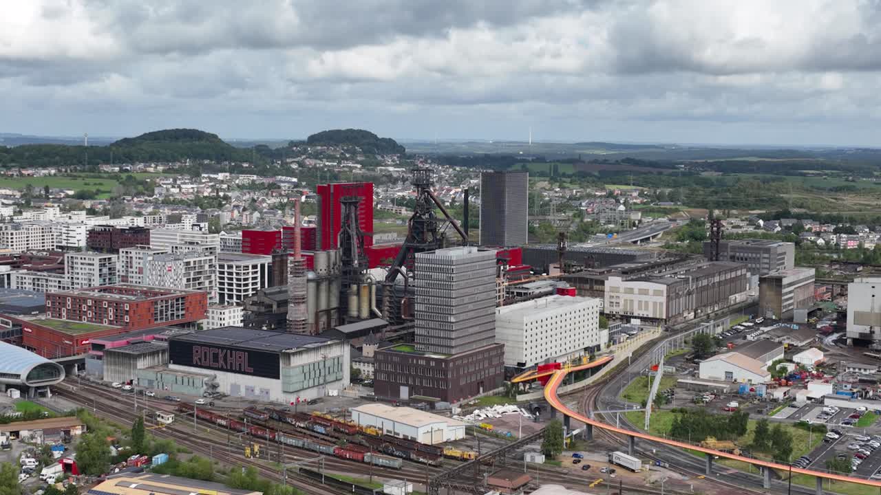 에스 벨발 (esch belval) 은 룩부르크의 옛 고속 오븐으로 현대적인 도시 지역으로 바뀌었다.