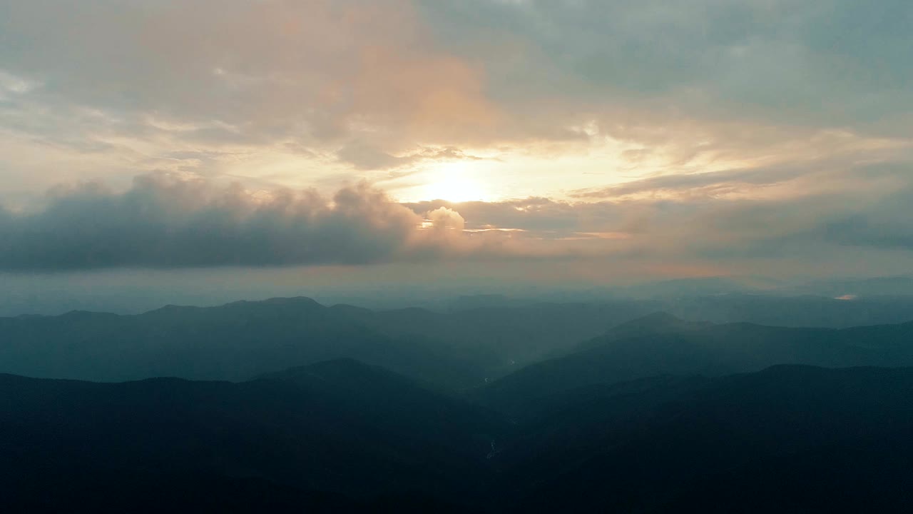 el hermoso paisaje montañoso en el fondo del atardecer