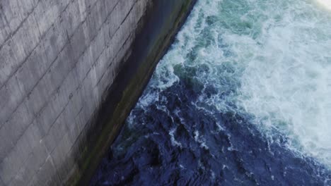 details of water going against the dam