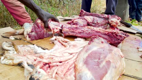 Gente-De-La-Comunidad-Masai-Sacrificando-Cabras,-Indígenas-Sacrificando-Cabras