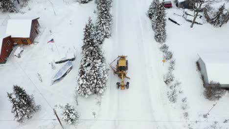 Drohnenvideo-Fängt-Die-Kraft-Und-Einen-Schneepflug-In-Aktion-Ein,-Während-Er-Im-Winterwunderland-Von-Alaska-Den-Schnee-Räumt