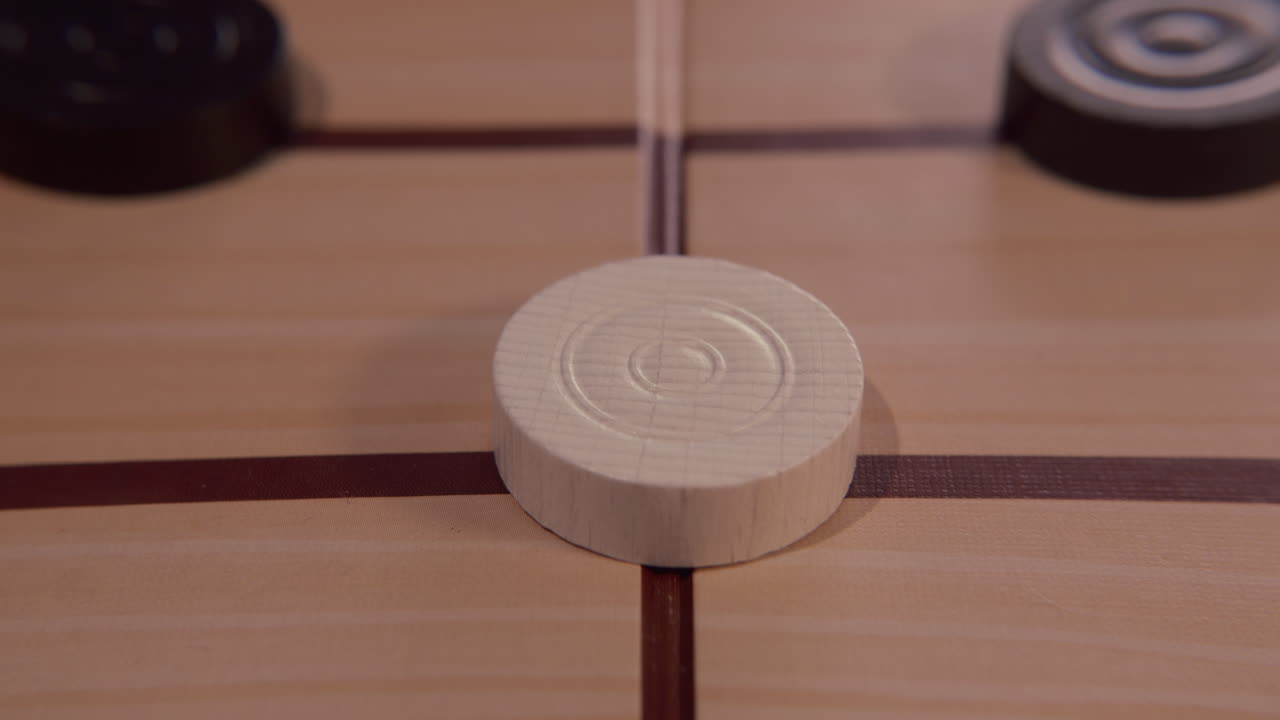 Close-up de Mão Jogando Jogo de Tabuleiro Carrom