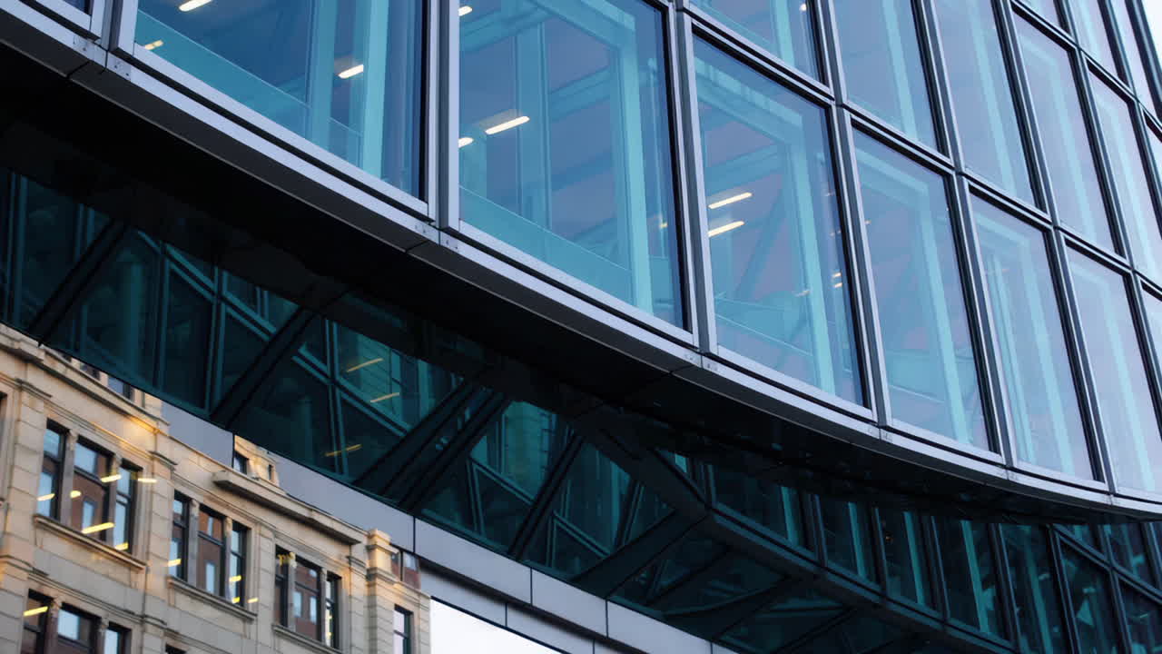 Edifício de Vidro Moderno Refletindo a Arquitetura Urbana