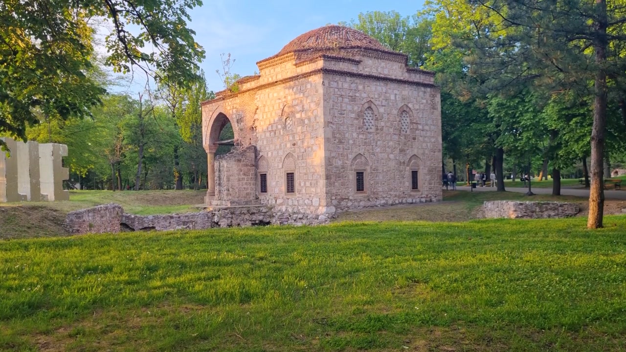Histórica Mesquita Bali-Beg dentro da Fortaleza de Niš, Sérvia, agora servindo como galeria de arte, iluminada por uma quente luz dourada do entardecer destacando sua arquitetura otomana e patrimônio cultural