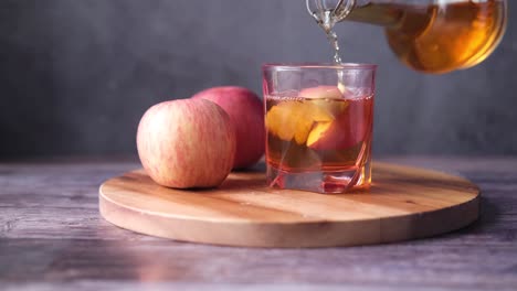 jugo de manzana vertiendo en el vaso
